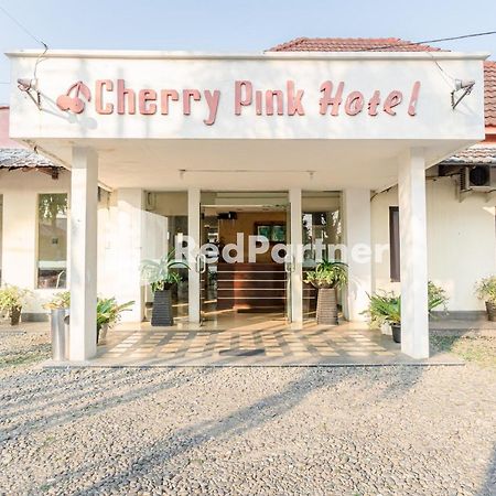 Cherry Pink Hotel Medan Mitra Reddoorz Exterior foto