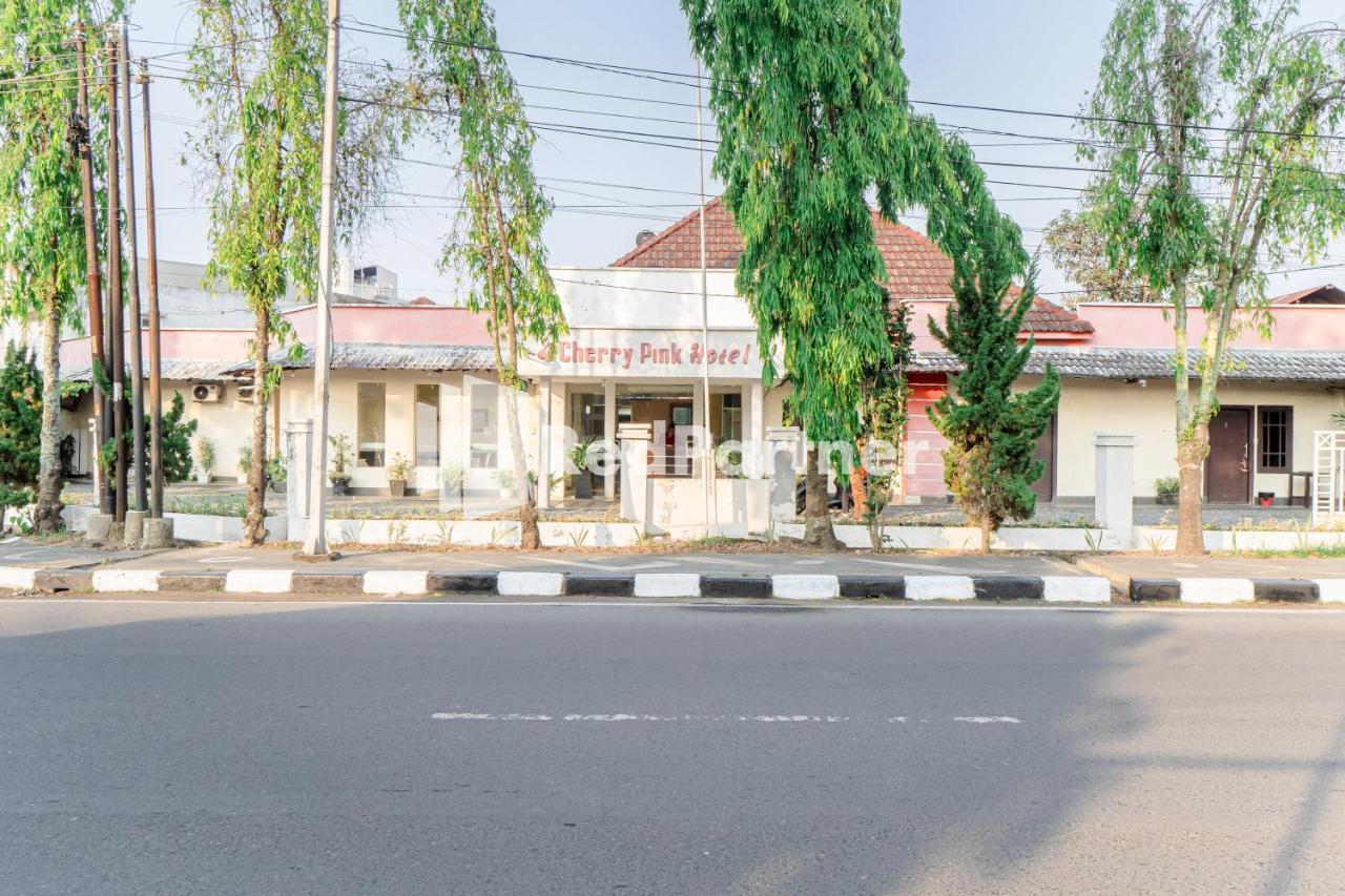 Cherry Pink Hotel Medan Mitra Reddoorz Exterior foto